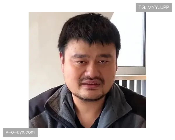 姚明退役后住上海老洋房,早餐吃三明治配手冲咖啡,球迷蹲门口只为看他遛狗