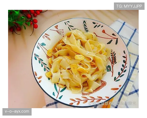 吴向东训练完直接啃馒头配白开水，这自律看得我饭都吃不下